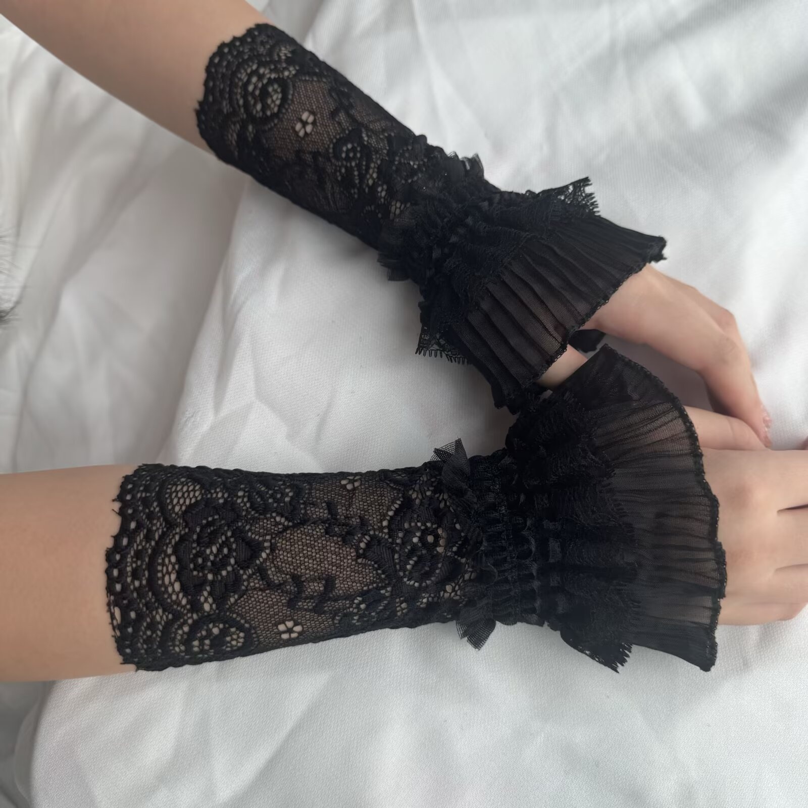 Lace Hollow Wrist Covers Trump - Women'S Formal Accessories 评论和价格